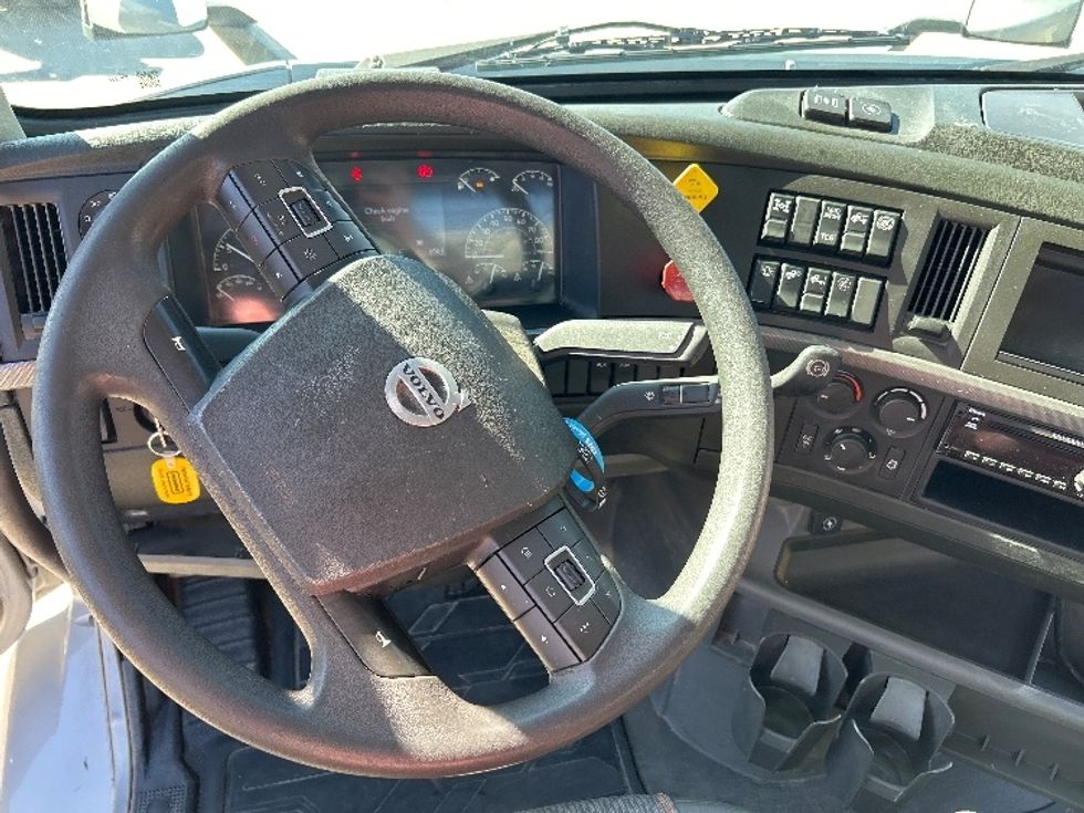 Day Cab Tractor-Heavy Duty Tractors-Volvo-2020-VNR64300-Dallas-TX-436,793\n\t\tmiles-$ 43,750 - Image 11