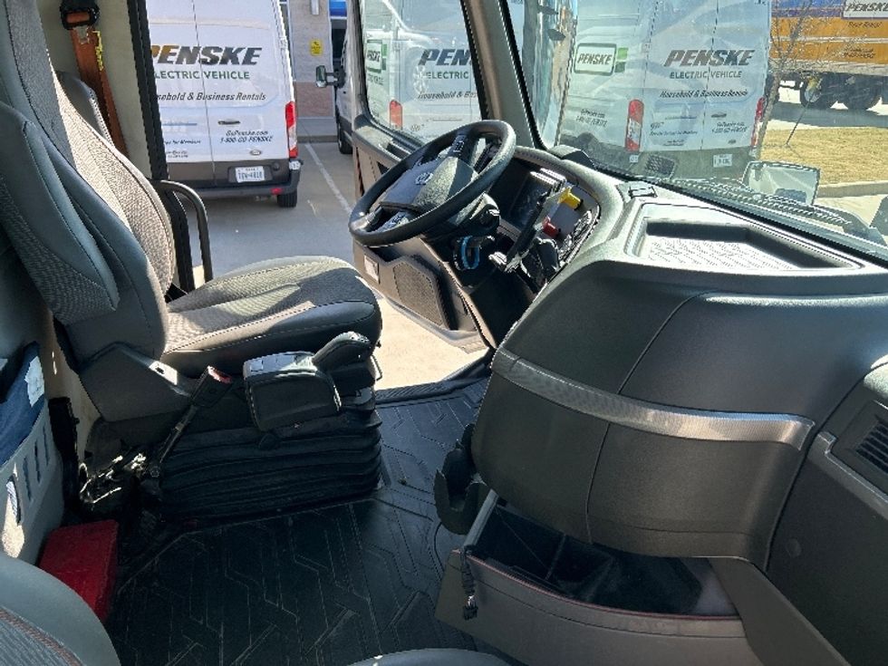 Day Cab Tractor-Heavy Duty Tractors-Volvo-2020-VNR64300-Dallas-TX-436,793\n\t\tmiles-$ 43,750 - Image 14