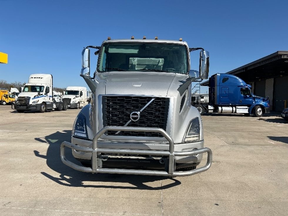 Day Cab Tractor-Heavy Duty Tractors-Volvo-2020-VNR64300-Dallas-TX-436,793\n\t\tmiles-$ 43,750 - Image 2