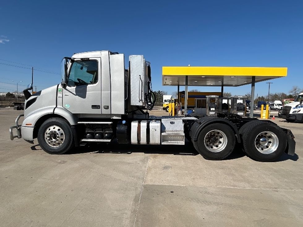 Day Cab Tractor-Heavy Duty Tractors-Volvo-2020-VNR64300-Dallas-TX-436,793\n\t\tmiles-$ 43,750 - Image 4