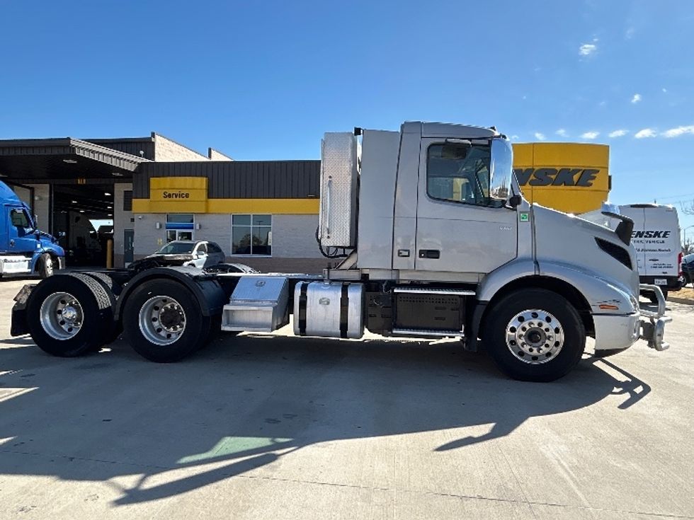 Day Cab Tractor-Heavy Duty Tractors-Volvo-2020-VNR64300-Dallas-TX-436,793\n\t\tmiles-$ 43,750 - Image 8