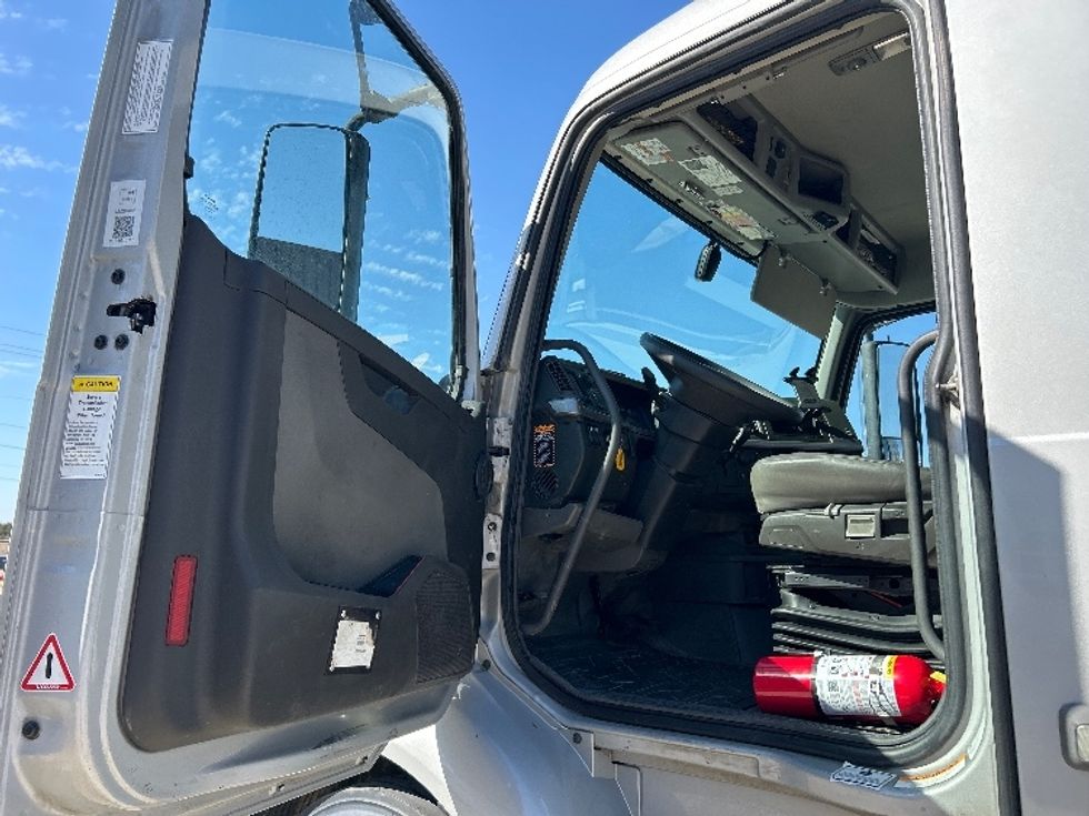 Day Cab Tractor-Heavy Duty Tractors-Volvo-2020-VNR64300-Dallas-TX-436,793\n\t\tmiles-$ 43,750 - Image 9