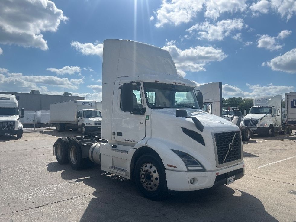 Day Cab Tractor-Heavy Duty Tractors-Volvo-2020-VNR64300-Dallas-TX-470,430\n\t\tmiles-$ 38,750 - Image 1