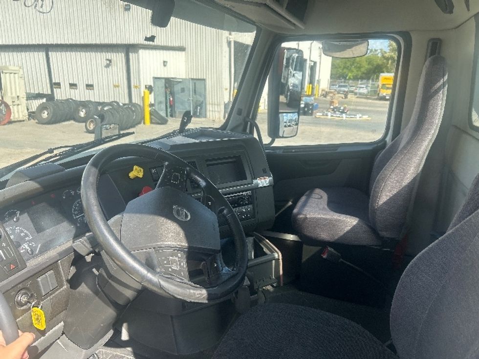 Day Cab Tractor-Heavy Duty Tractors-Volvo-2020-VNR64300-Dallas-TX-470,430\n\t\tmiles-$ 38,750 - Image 10