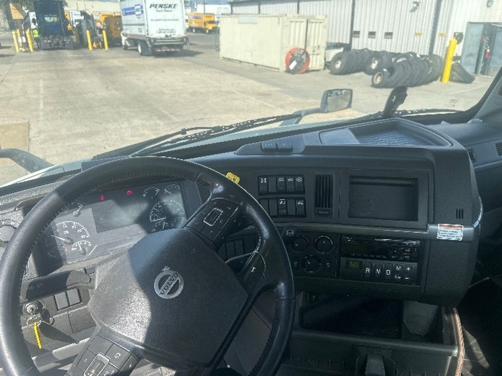 Day Cab Tractor-Heavy Duty Tractors-Volvo-2020-VNR64300-Dallas-TX-470,430\n\t\tmiles-$ 38,750 - Image 11