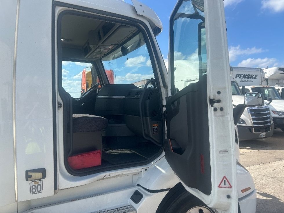 Day Cab Tractor-Heavy Duty Tractors-Volvo-2020-VNR64300-Dallas-TX-470,430\n\t\tmiles-$ 38,750 - Image 12