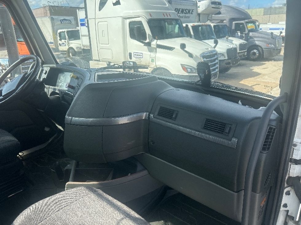 Day Cab Tractor-Heavy Duty Tractors-Volvo-2020-VNR64300-Dallas-TX-470,430\n\t\tmiles-$ 38,750 - Image 13