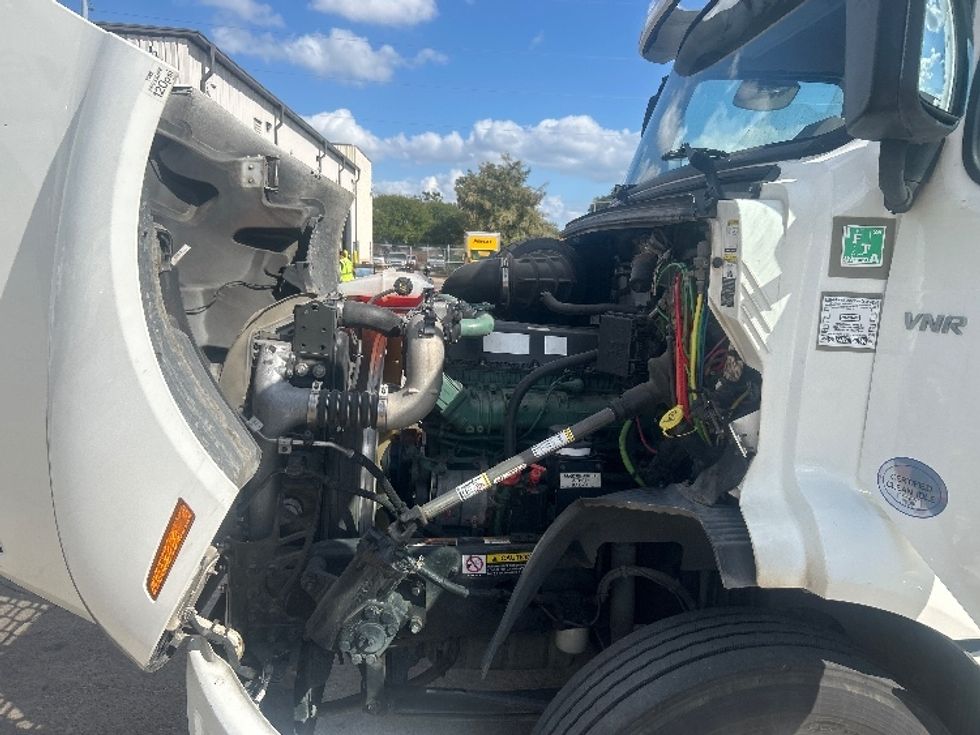 Day Cab Tractor-Heavy Duty Tractors-Volvo-2020-VNR64300-Dallas-TX-470,430\n\t\tmiles-$ 38,750 - Image 16