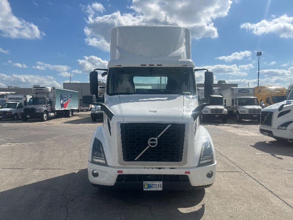 Day Cab Tractor-Heavy Duty Tractors-Volvo-2020-VNR64300-Dallas-TX-470,430\n\t\tmiles-$ 38,750 - Image 2