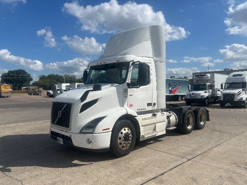 Day Cab Tractor-Heavy Duty Tractors-Volvo-2020-VNR64300-Dallas-TX-470,430\n\t\tmiles-$ 38,750 - Image 3