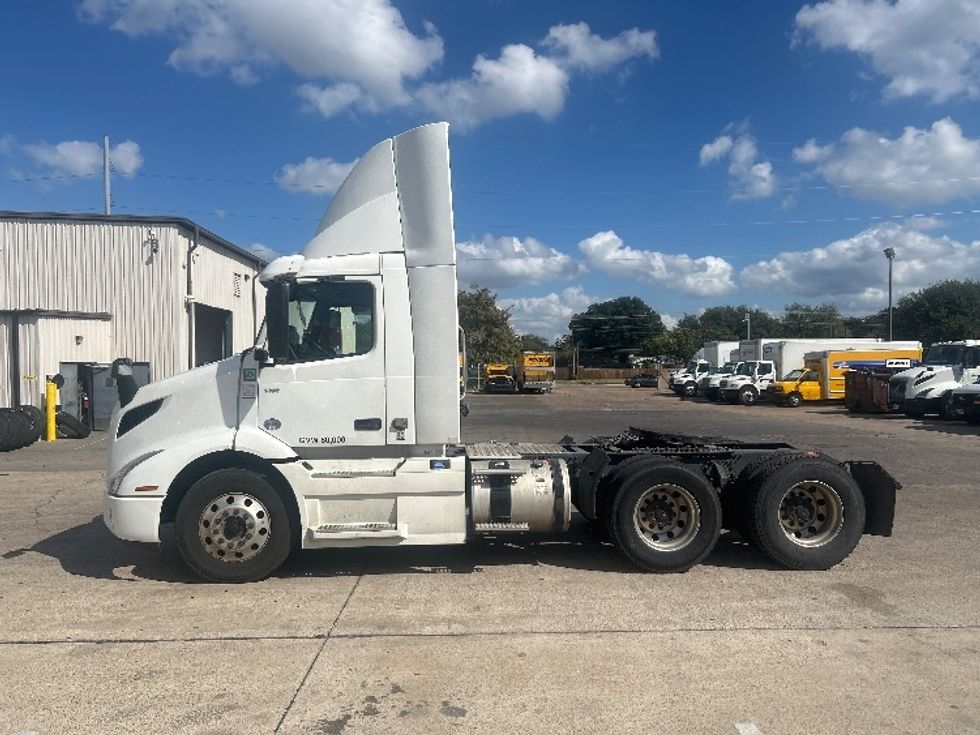 Day Cab Tractor-Heavy Duty Tractors-Volvo-2020-VNR64300-Dallas-TX-470,430\n\t\tmiles-$ 38,750 - Image 4