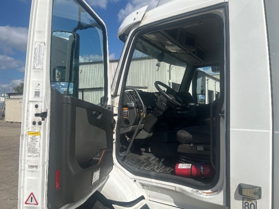 Day Cab Tractor-Heavy Duty Tractors-Volvo-2020-VNR64300-Dallas-TX-470,430\n\t\tmiles-$ 38,750 - Image 9