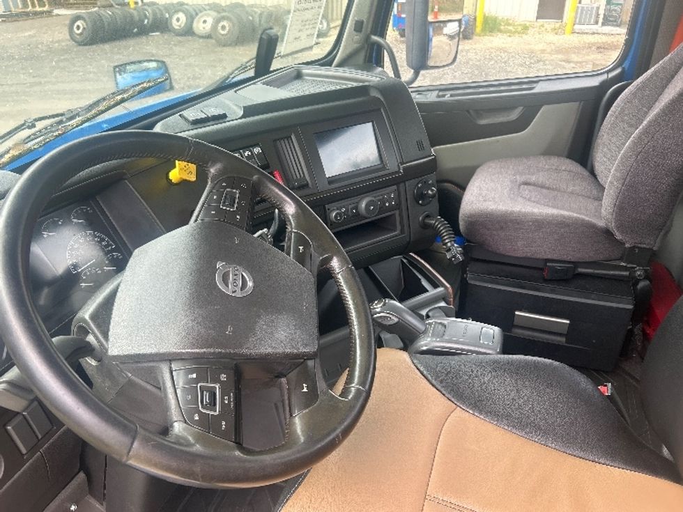 Day Cab Tractor-Heavy Duty Tractors-Volvo-2020-VNR64300-Duluth-GA-319,103\n\t\tmiles-$ 50,500 - Image 10