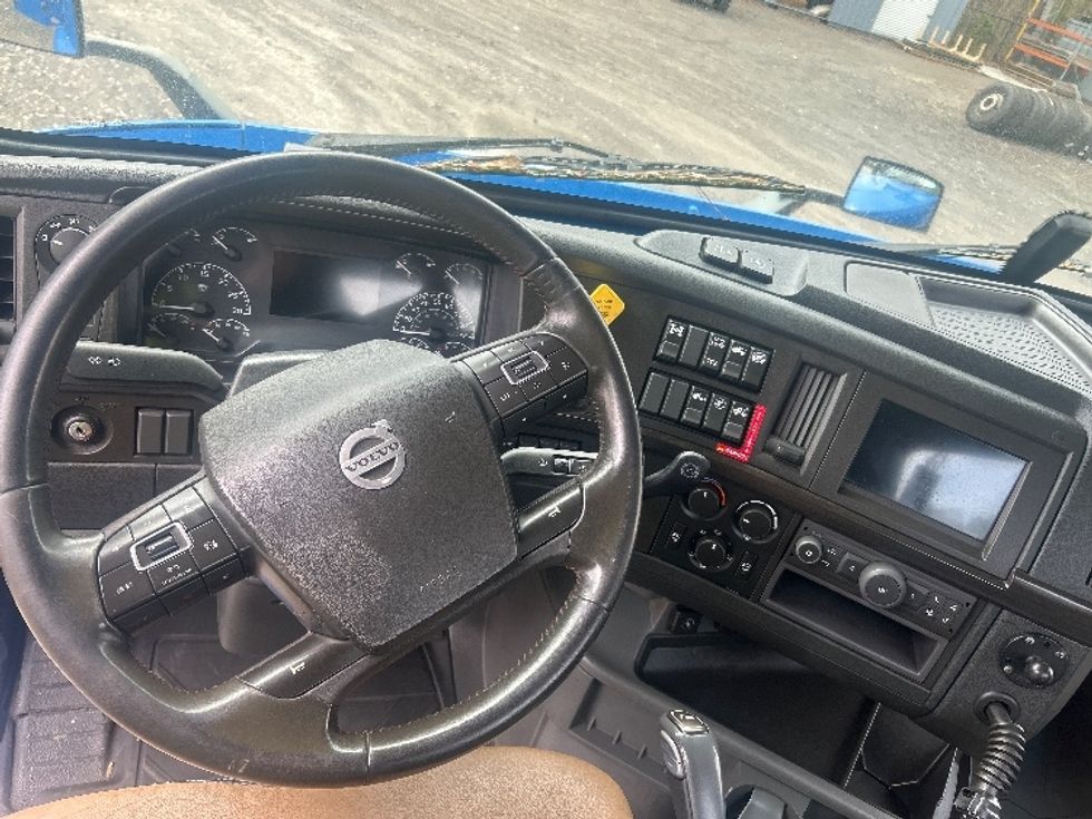 Day Cab Tractor-Heavy Duty Tractors-Volvo-2020-VNR64300-Duluth-GA-319,103\n\t\tmiles-$ 50,500 - Image 11