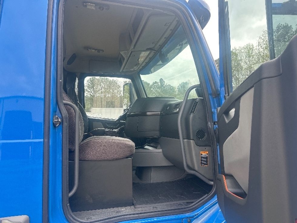Day Cab Tractor-Heavy Duty Tractors-Volvo-2020-VNR64300-Duluth-GA-319,103\n\t\tmiles-$ 50,500 - Image 12