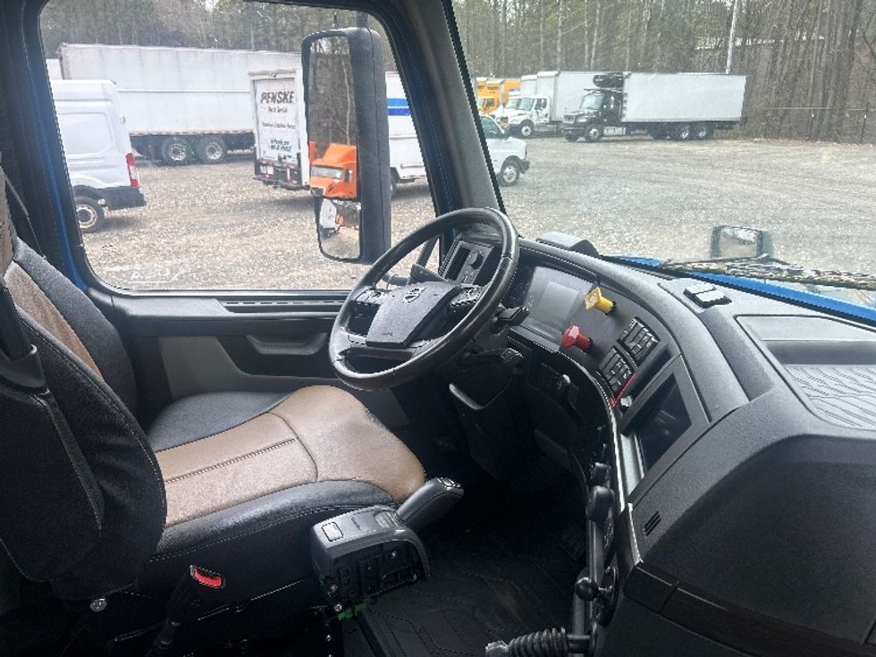 Day Cab Tractor-Heavy Duty Tractors-Volvo-2020-VNR64300-Duluth-GA-319,103\n\t\tmiles-$ 50,500 - Image 14