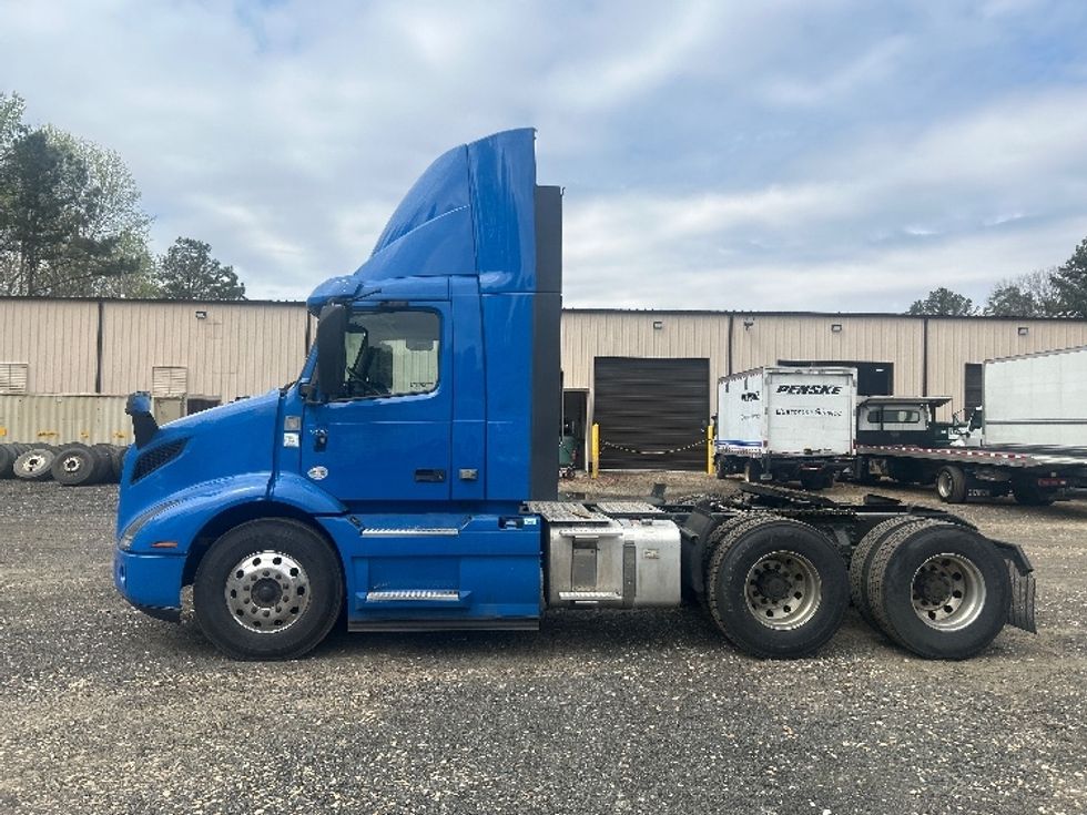 Day Cab Tractor-Heavy Duty Tractors-Volvo-2020-VNR64300-Duluth-GA-319,103\n\t\tmiles-$ 50,500 - Image 4