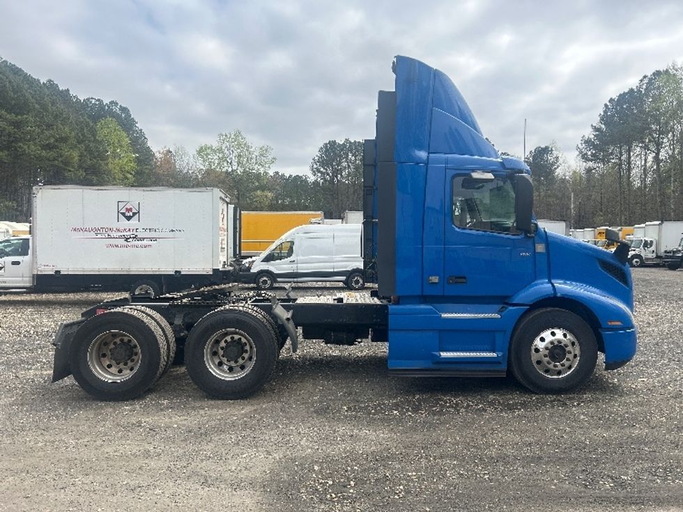 Day Cab Tractor-Heavy Duty Tractors-Volvo-2020-VNR64300-Duluth-GA-319,103\n\t\tmiles-$ 50,500 - Image 8
