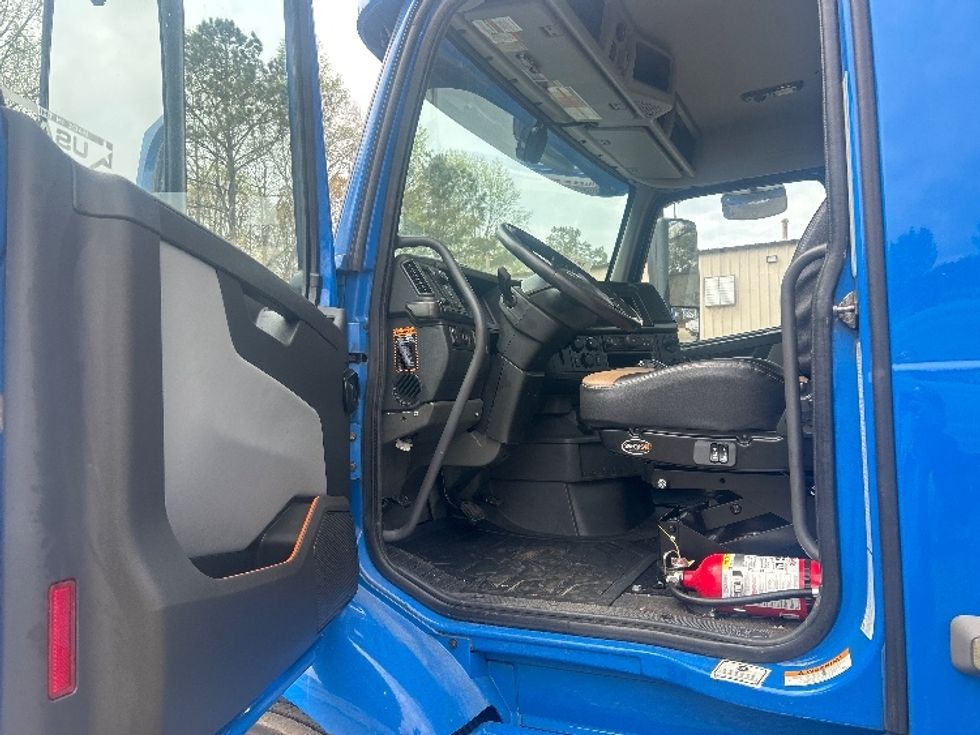 Day Cab Tractor-Heavy Duty Tractors-Volvo-2020-VNR64300-Duluth-GA-319,103\n\t\tmiles-$ 50,500 - Image 9