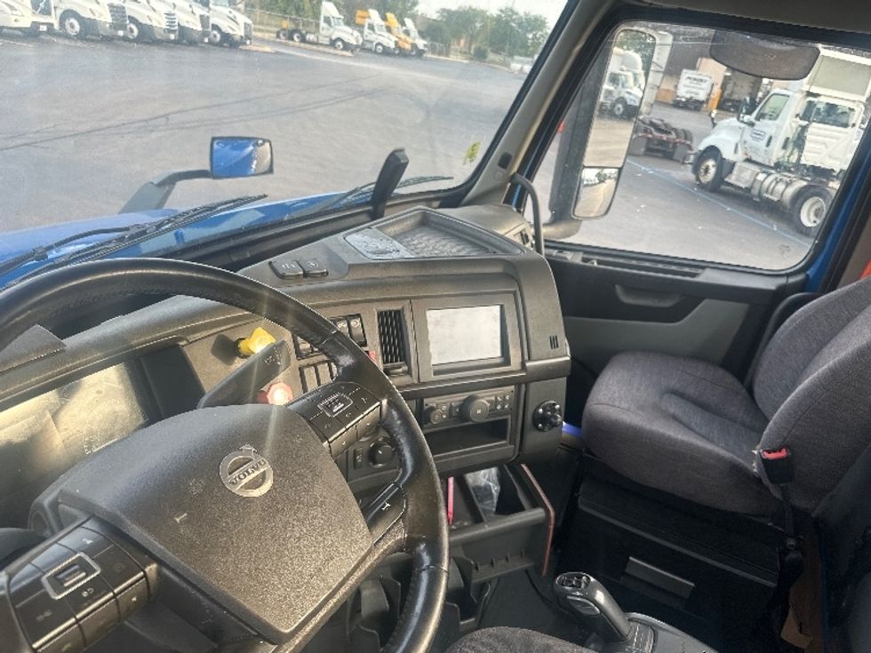 Day Cab Tractor-Heavy Duty Tractors-Volvo-2020-VNR64300-East Chicago-IN-473,215\n\t\tmiles-$ 49,500 - Image 10