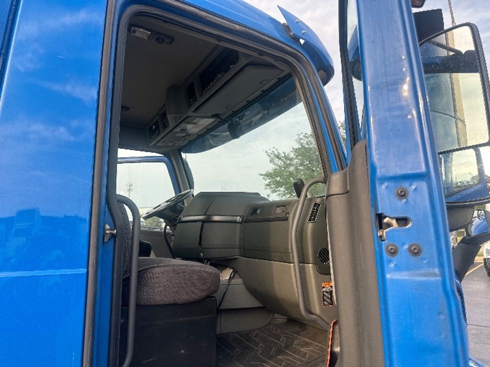 Day Cab Tractor-Heavy Duty Tractors-Volvo-2020-VNR64300-East Chicago-IN-473,215\n\t\tmiles-$ 49,500 - Image 12