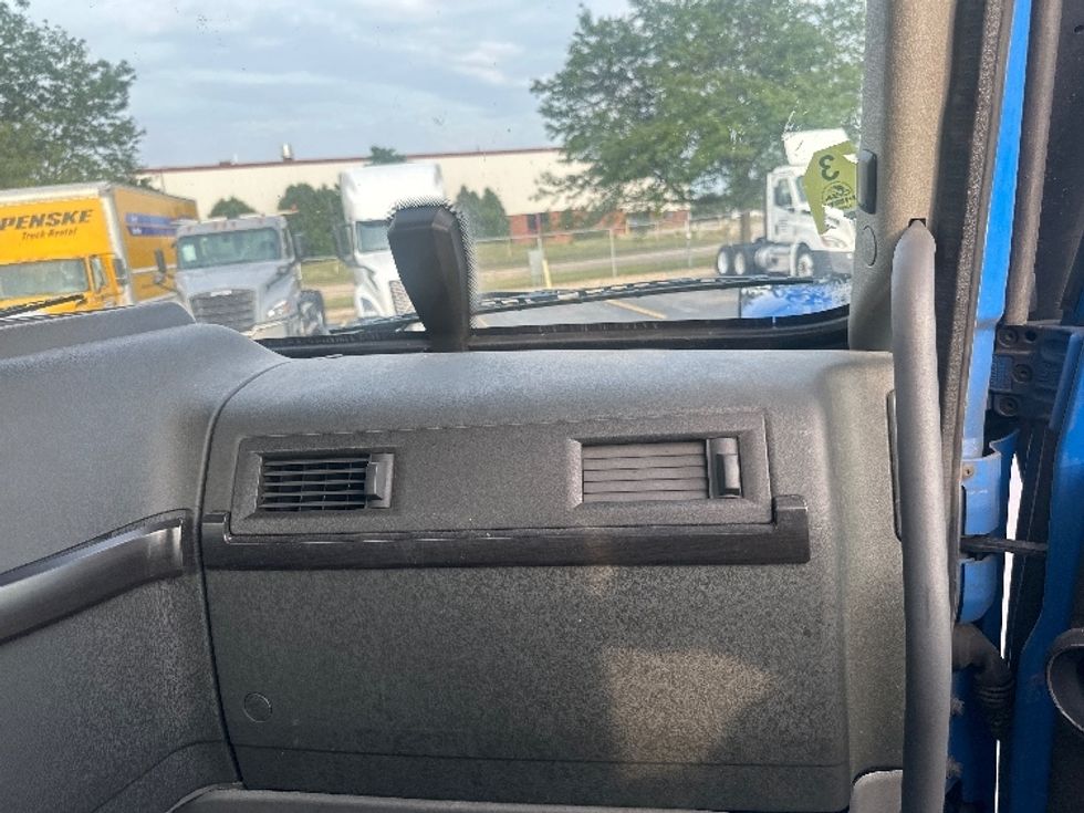 Day Cab Tractor-Heavy Duty Tractors-Volvo-2020-VNR64300-East Chicago-IN-473,215\n\t\tmiles-$ 49,500 - Image 13