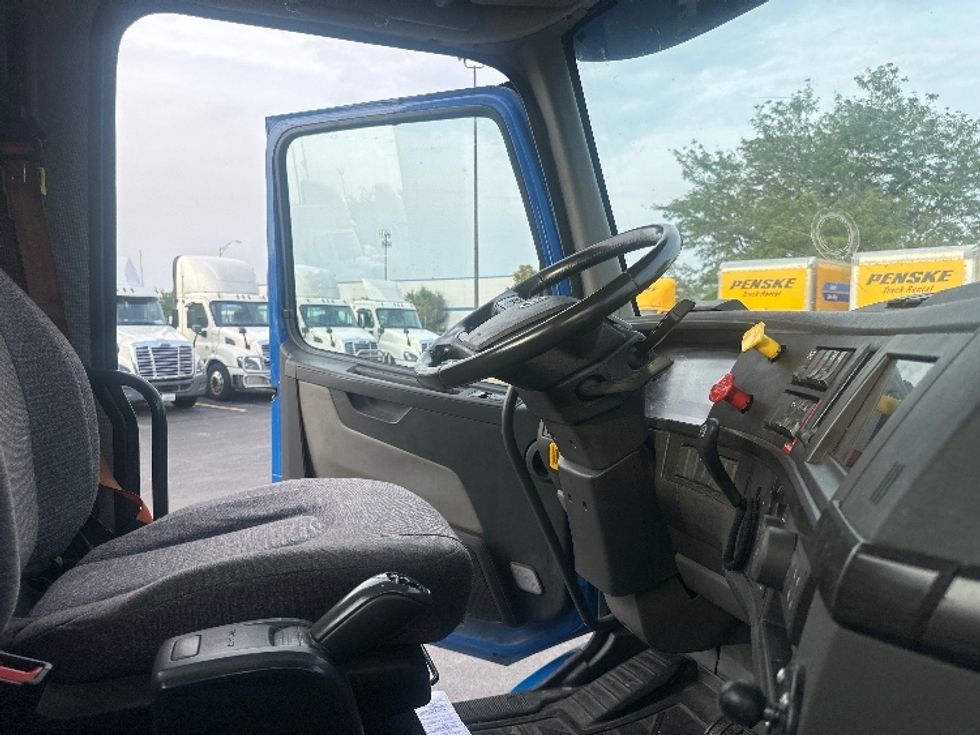 Day Cab Tractor-Heavy Duty Tractors-Volvo-2020-VNR64300-East Chicago-IN-473,215\n\t\tmiles-$ 49,500 - Image 14