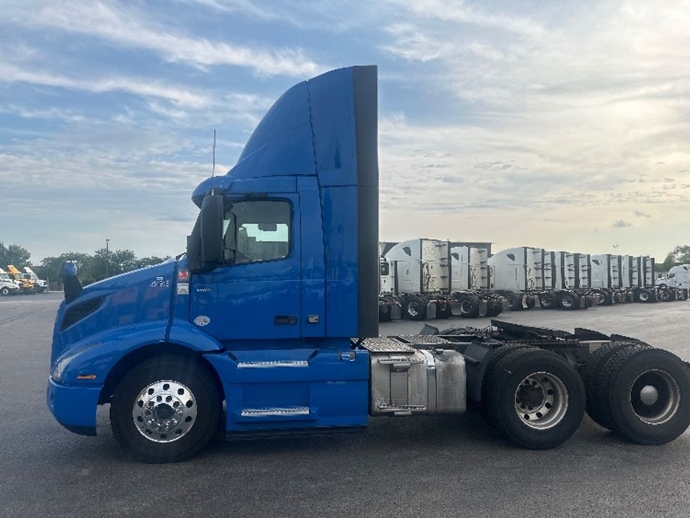 Day Cab Tractor-Heavy Duty Tractors-Volvo-2020-VNR64300-East Chicago-IN-473,215\n\t\tmiles-$ 49,500 - Image 4