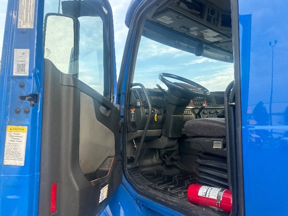 Day Cab Tractor-Heavy Duty Tractors-Volvo-2020-VNR64300-East Chicago-IN-473,215\n\t\tmiles-$ 49,500 - Image 9