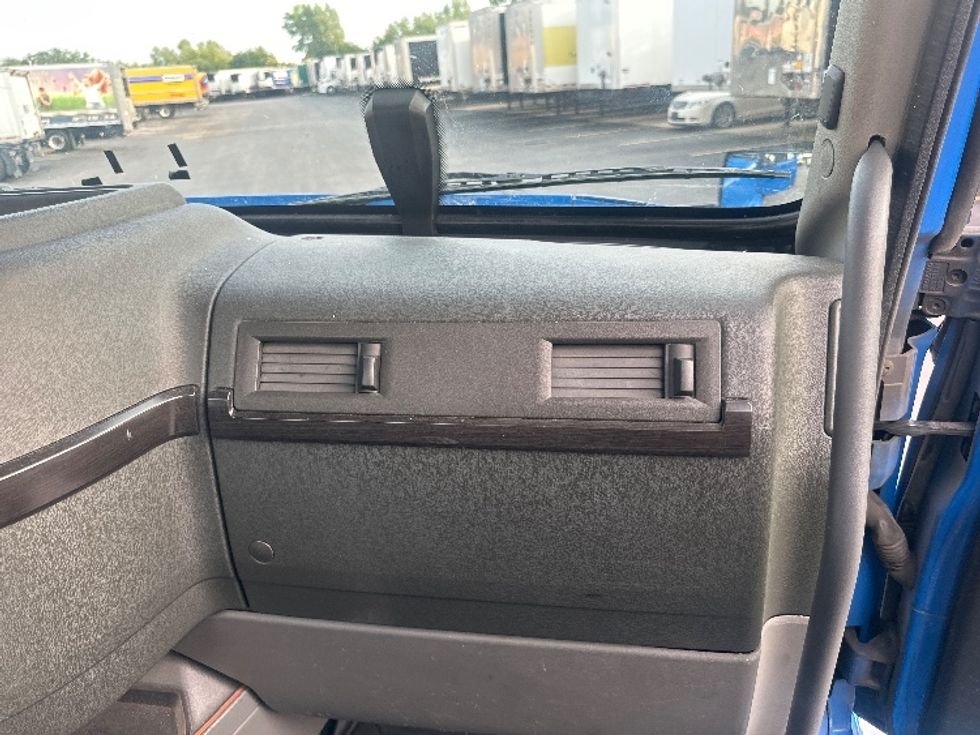 Day Cab Tractor-Heavy Duty Tractors-Volvo-2020-VNR64300-East Chicago-IN-486,596\n\t\tmiles-$ 48,250 - Image 13