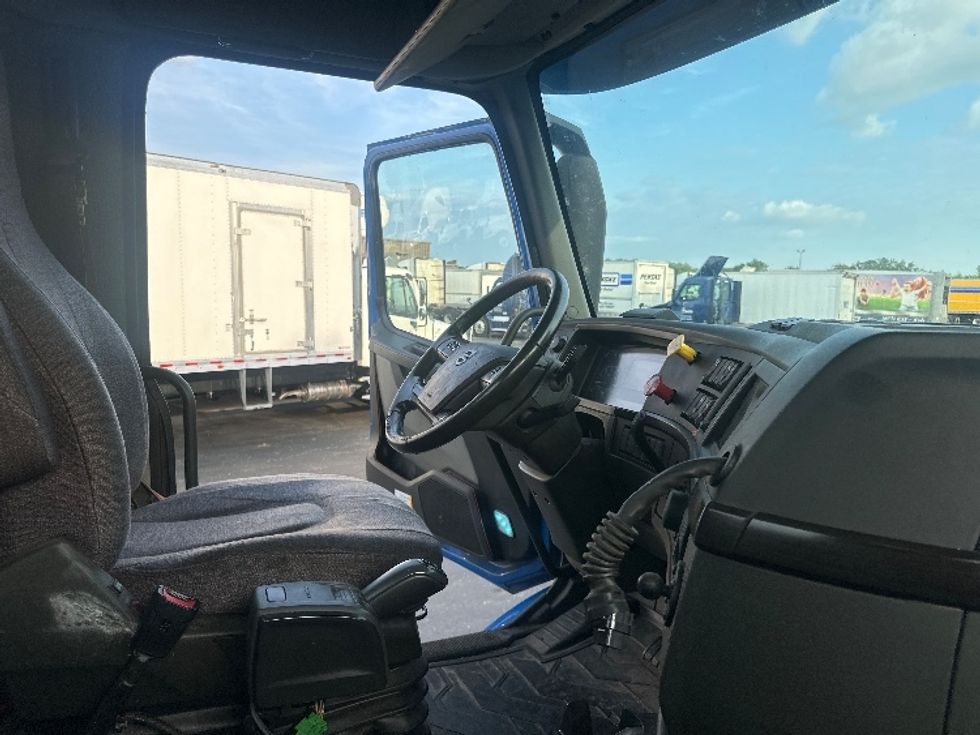 Day Cab Tractor-Heavy Duty Tractors-Volvo-2020-VNR64300-East Chicago-IN-486,596\n\t\tmiles-$ 48,250 - Image 14