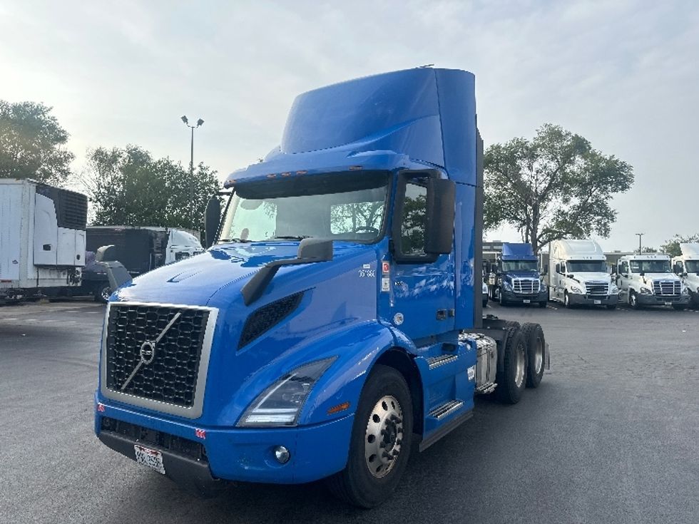 Day Cab Tractor-Heavy Duty Tractors-Volvo-2020-VNR64300-East Chicago-IN-486,596\n\t\tmiles-$ 48,250 - Image 3