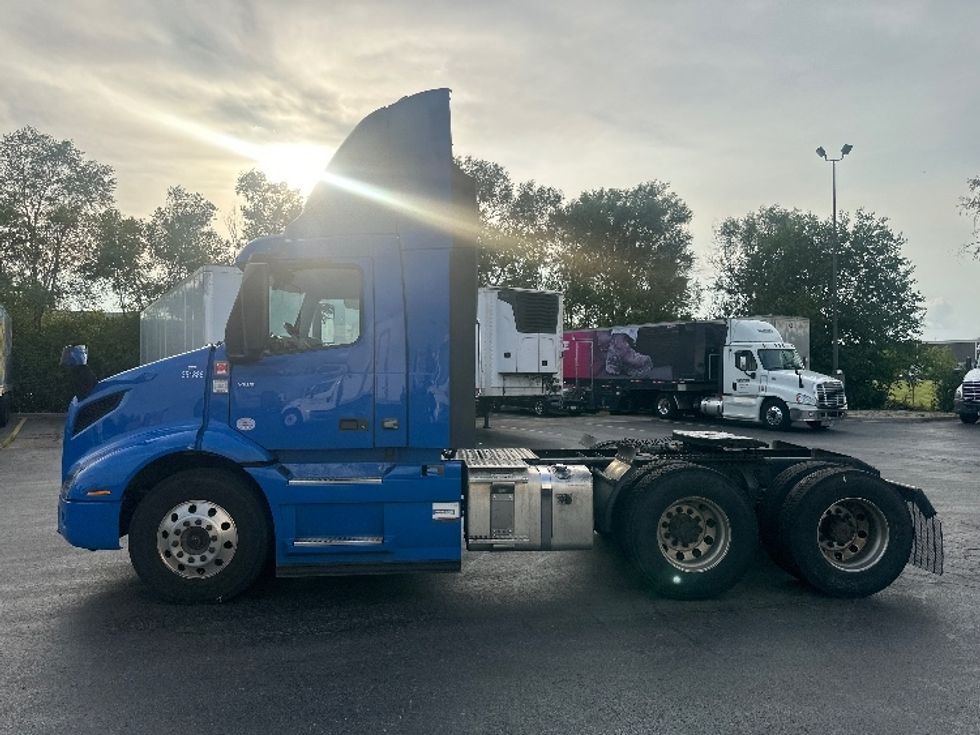 Day Cab Tractor-Heavy Duty Tractors-Volvo-2020-VNR64300-East Chicago-IN-486,596\n\t\tmiles-$ 48,250 - Image 4