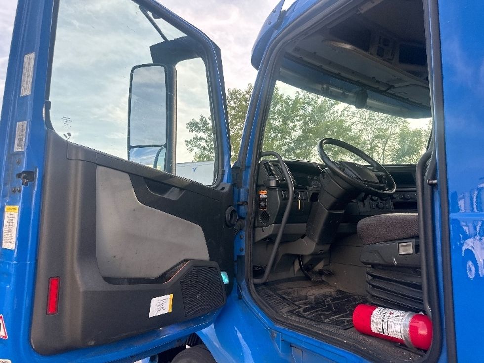 Day Cab Tractor-Heavy Duty Tractors-Volvo-2020-VNR64300-East Chicago-IN-486,596\n\t\tmiles-$ 48,250 - Image 9