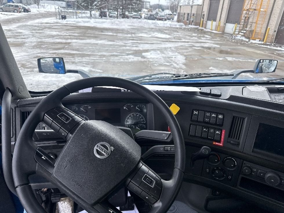 Day Cab Tractor-Heavy Duty Tractors-Volvo-2020-VNR64300-East Chicago-IN-717,155\n\t\tmiles-$ 27,250 - Image 11