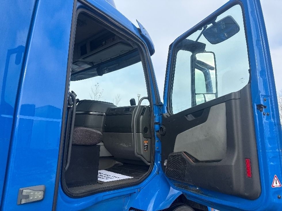 Day Cab Tractor-Heavy Duty Tractors-Volvo-2020-VNR64300-East Chicago-IN-717,155\n\t\tmiles-$ 27,250 - Image 12