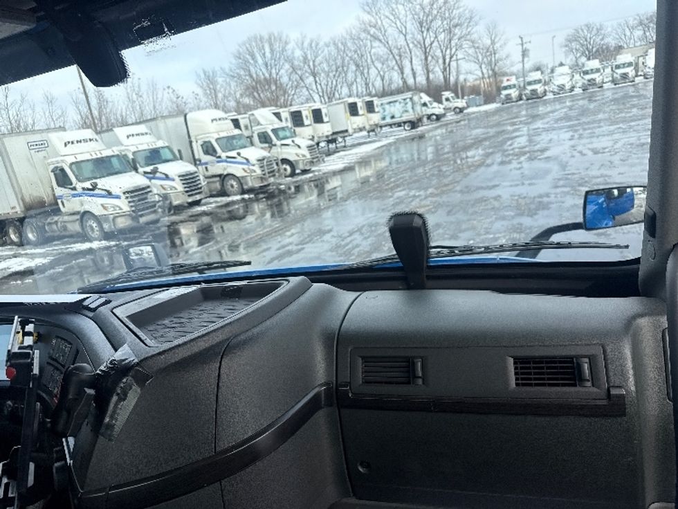 Day Cab Tractor-Heavy Duty Tractors-Volvo-2020-VNR64300-East Chicago-IN-717,155\n\t\tmiles-$ 27,250 - Image 13