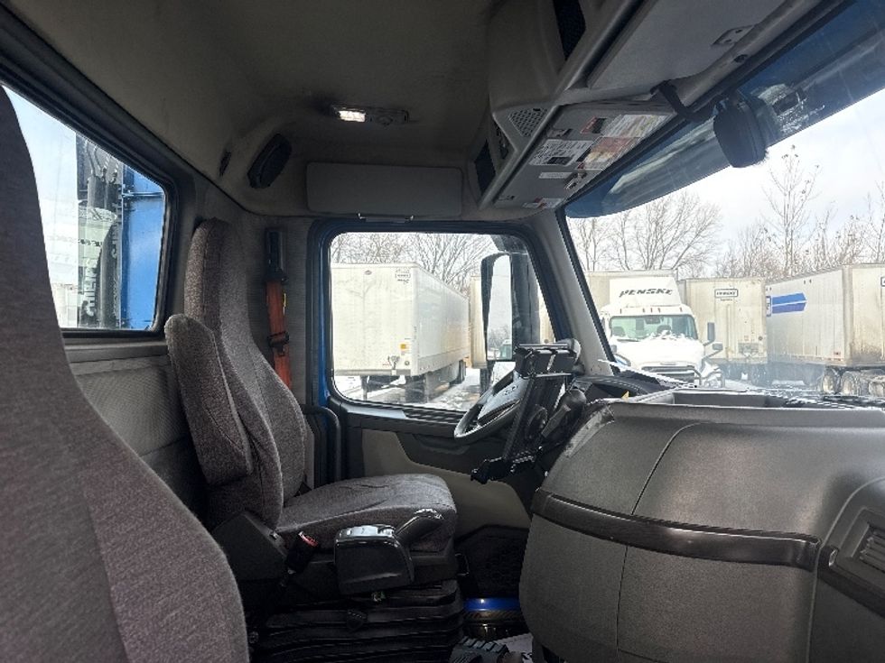 Day Cab Tractor-Heavy Duty Tractors-Volvo-2020-VNR64300-East Chicago-IN-717,155\n\t\tmiles-$ 27,250 - Image 14