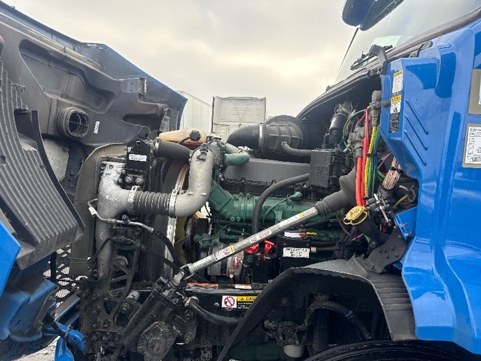 Day Cab Tractor-Heavy Duty Tractors-Volvo-2020-VNR64300-East Chicago-IN-717,155\n\t\tmiles-$ 27,250 - Image 16