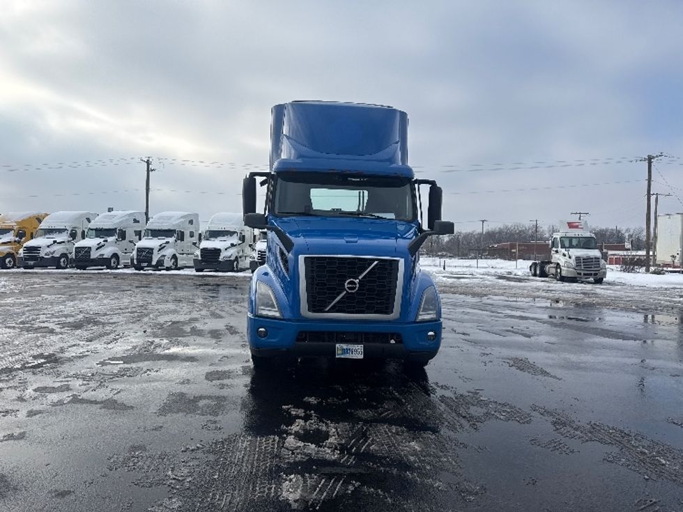 Day Cab Tractor-Heavy Duty Tractors-Volvo-2020-VNR64300-East Chicago-IN-717,155\n\t\tmiles-$ 27,250 - Image 2