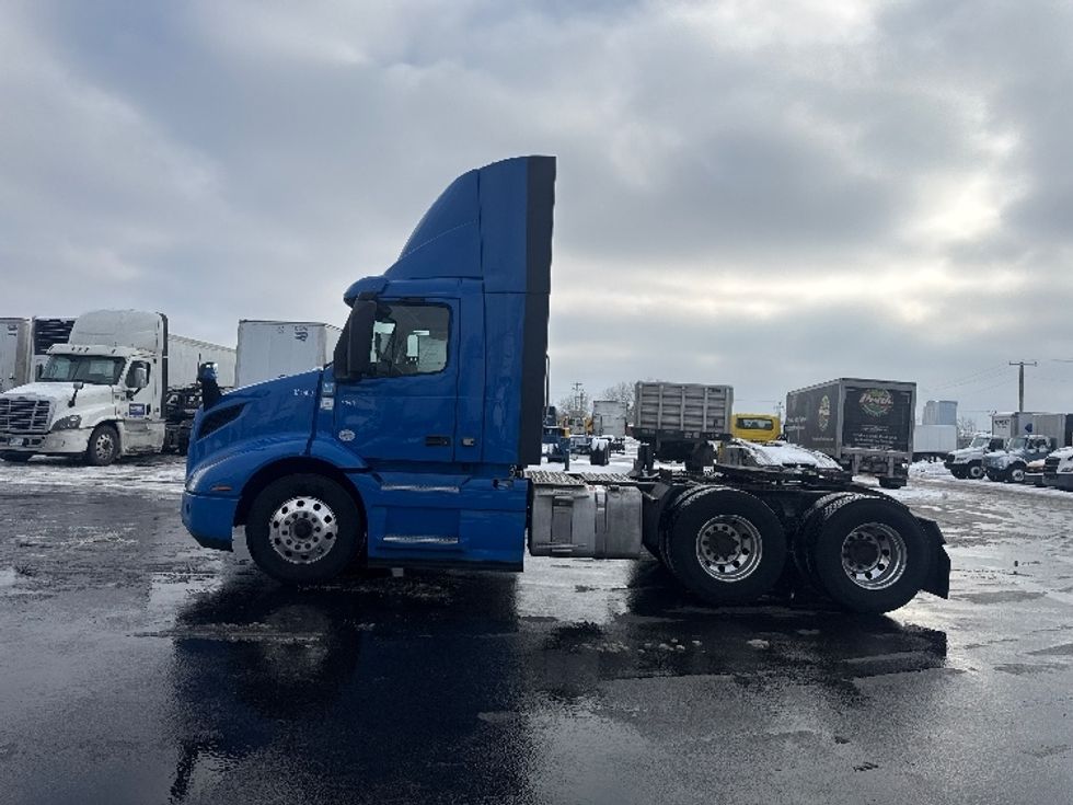 Day Cab Tractor-Heavy Duty Tractors-Volvo-2020-VNR64300-East Chicago-IN-717,155\n\t\tmiles-$ 27,250 - Image 4