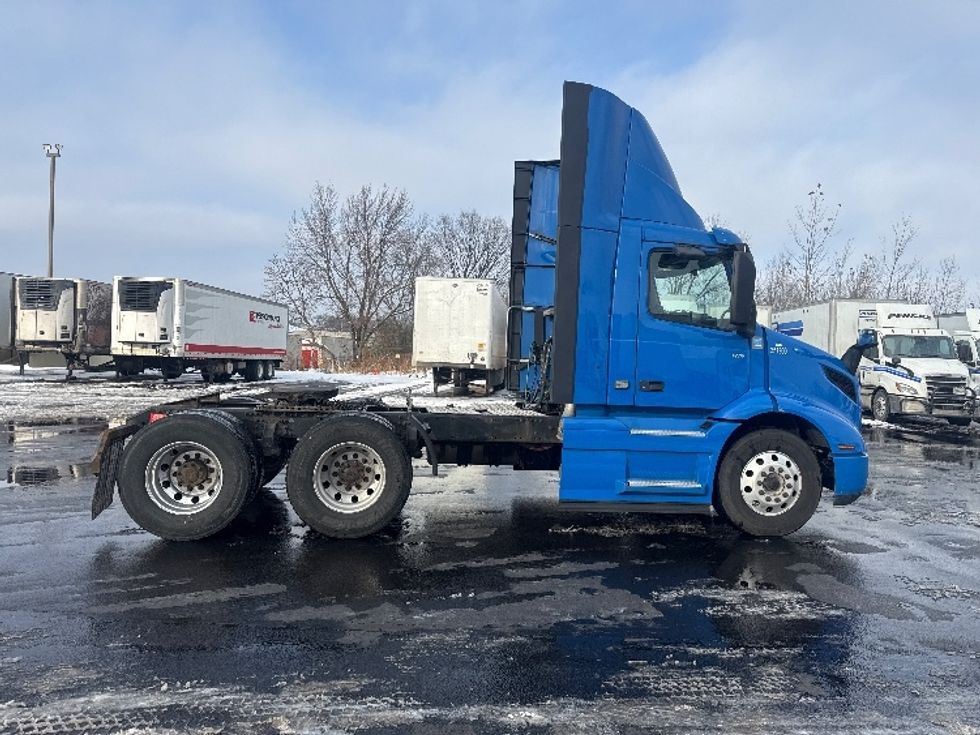 Day Cab Tractor-Heavy Duty Tractors-Volvo-2020-VNR64300-East Chicago-IN-717,155\n\t\tmiles-$ 27,250 - Image 8