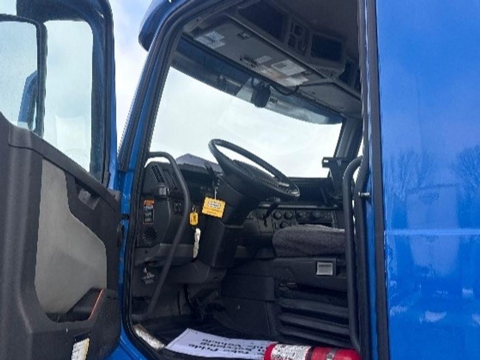Day Cab Tractor-Heavy Duty Tractors-Volvo-2020-VNR64300-East Chicago-IN-717,155\n\t\tmiles-$ 27,250 - Image 9