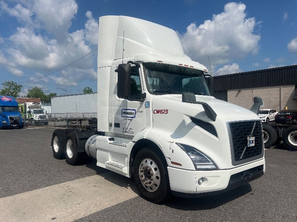 Day Cab Tractor-Heavy Duty Tractors-Volvo-2020-VNR64300-Essex-MD-421,987\n\t\tmiles-$ 44,250 - Image 1
