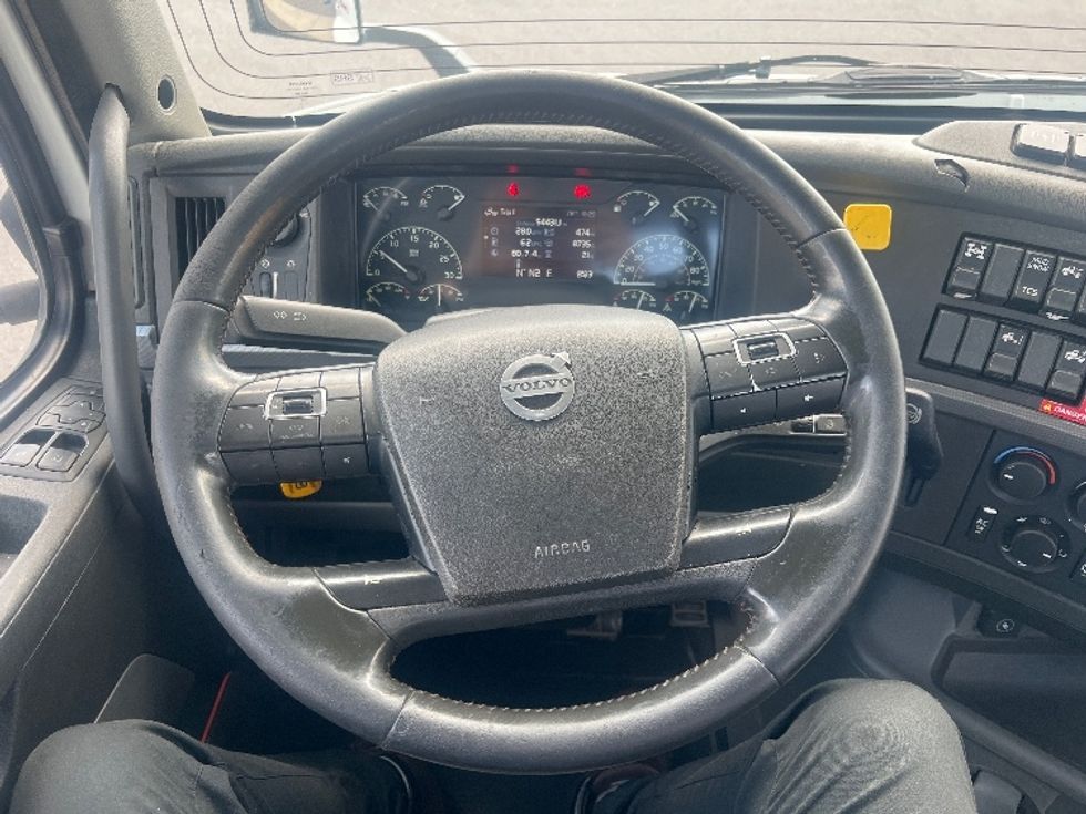 Day Cab Tractor-Heavy Duty Tractors-Volvo-2020-VNR64300-Essex-MD-421,987\n\t\tmiles-$ 44,250 - Image 10