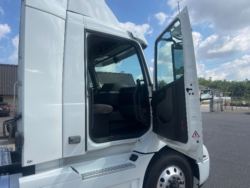 Day Cab Tractor-Heavy Duty Tractors-Volvo-2020-VNR64300-Essex-MD-421,987\n\t\tmiles-$ 44,250 - Image 11
