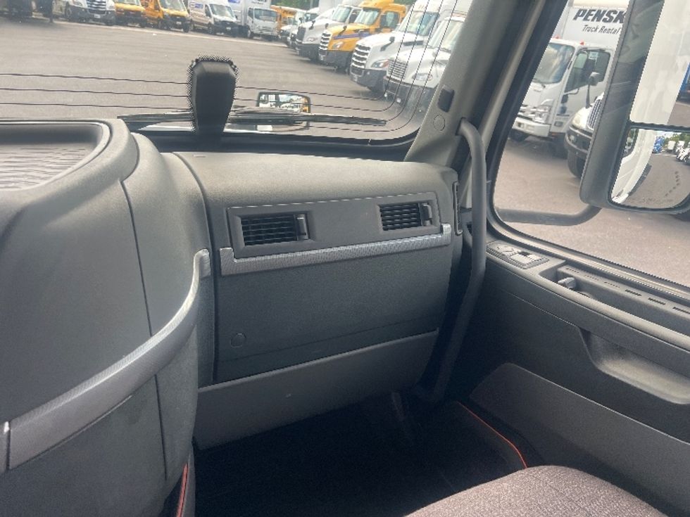 Day Cab Tractor-Heavy Duty Tractors-Volvo-2020-VNR64300-Essex-MD-421,987\n\t\tmiles-$ 44,250 - Image 12
