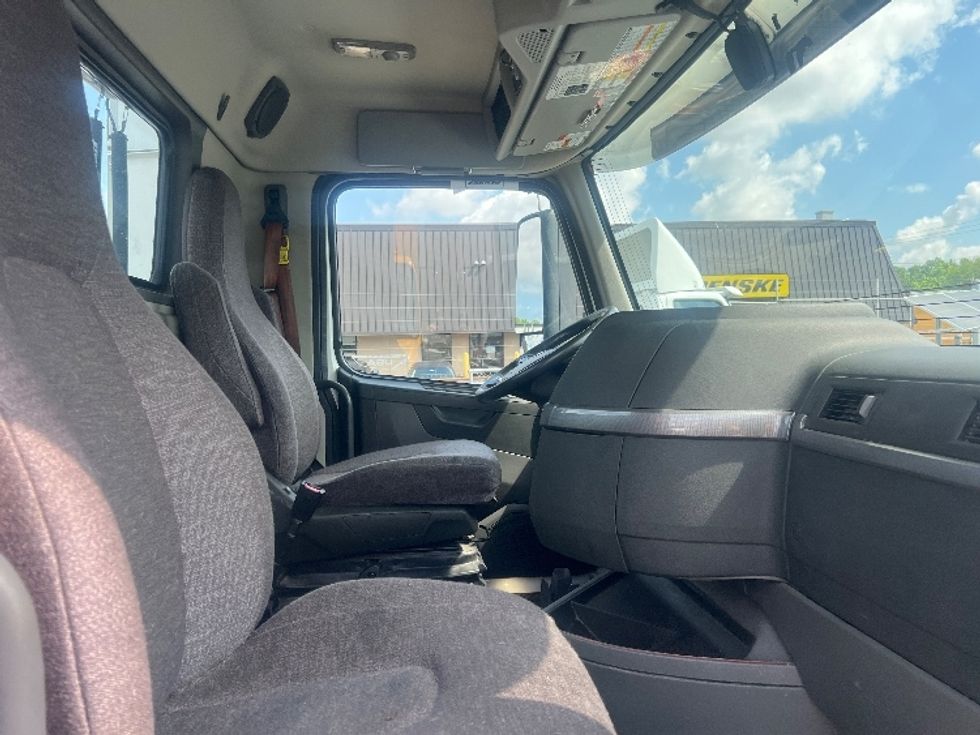 Day Cab Tractor-Heavy Duty Tractors-Volvo-2020-VNR64300-Essex-MD-421,987\n\t\tmiles-$ 44,250 - Image 13