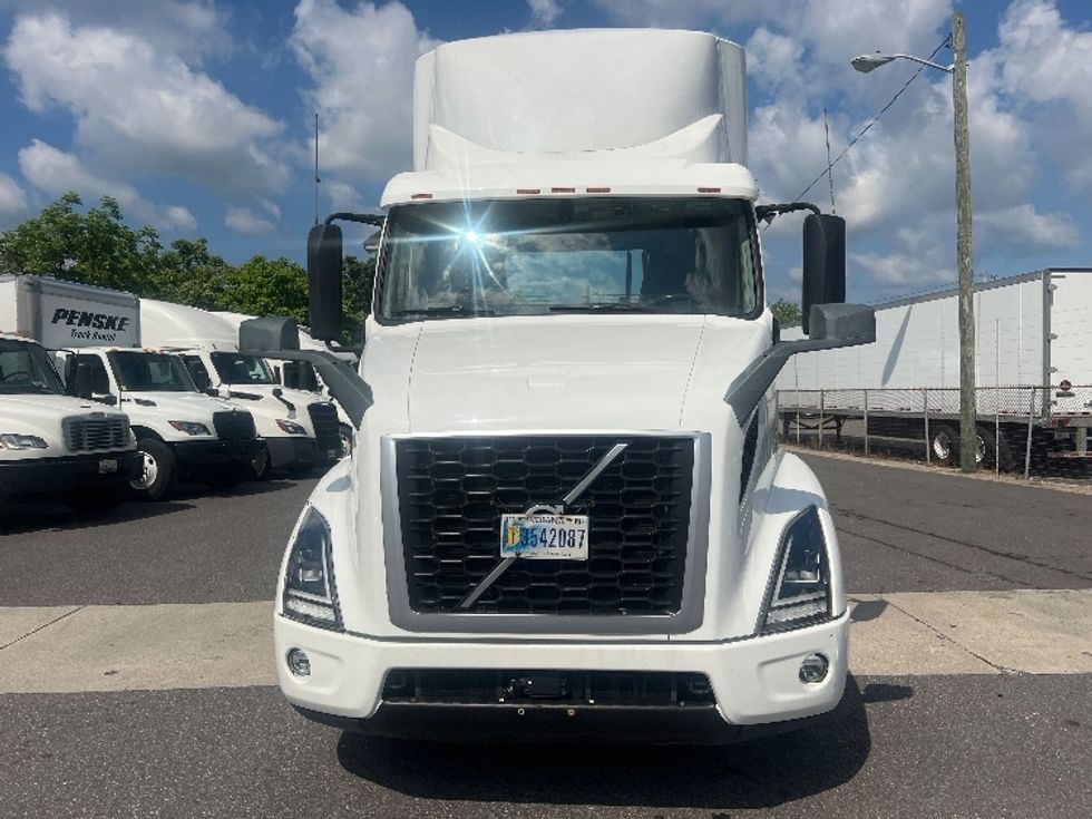 Day Cab Tractor-Heavy Duty Tractors-Volvo-2020-VNR64300-Essex-MD-421,987\n\t\tmiles-$ 44,250 - Image 2