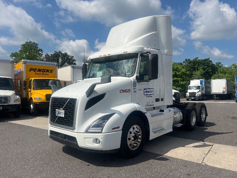 Day Cab Tractor-Heavy Duty Tractors-Volvo-2020-VNR64300-Essex-MD-421,987\n\t\tmiles-$ 44,250 - Image 3